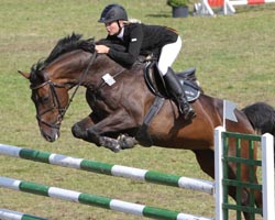 Ronja Bergmann gewann auf Candy Girl die Qualifikation zur Happy Rauch Junior-Tour. Ronja Bergmann gewann auf Candy Girl die Qualifikation zur Happy Rauch Junior-Tour.